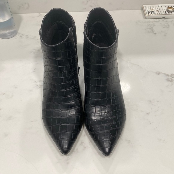 Shoes - HP 🌟 heeled leather booties size 8.5